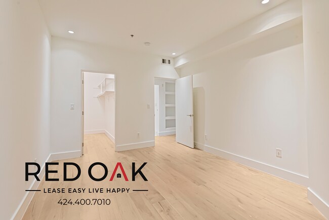 Building Photo - Exquisite, Luxury One Bedroom Featuring a ...