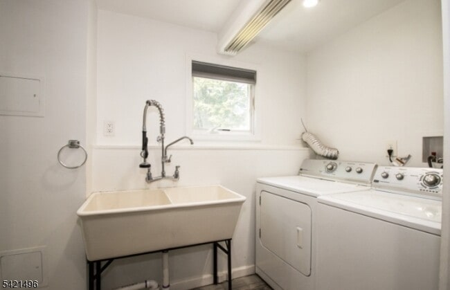 Building Photo - 4 Rumson Rd