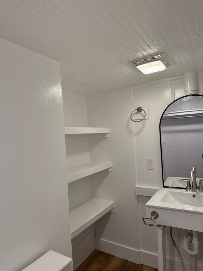 Building Photo - Newly Renovated 3 Bedroom 1.5 Bathroom Hom...