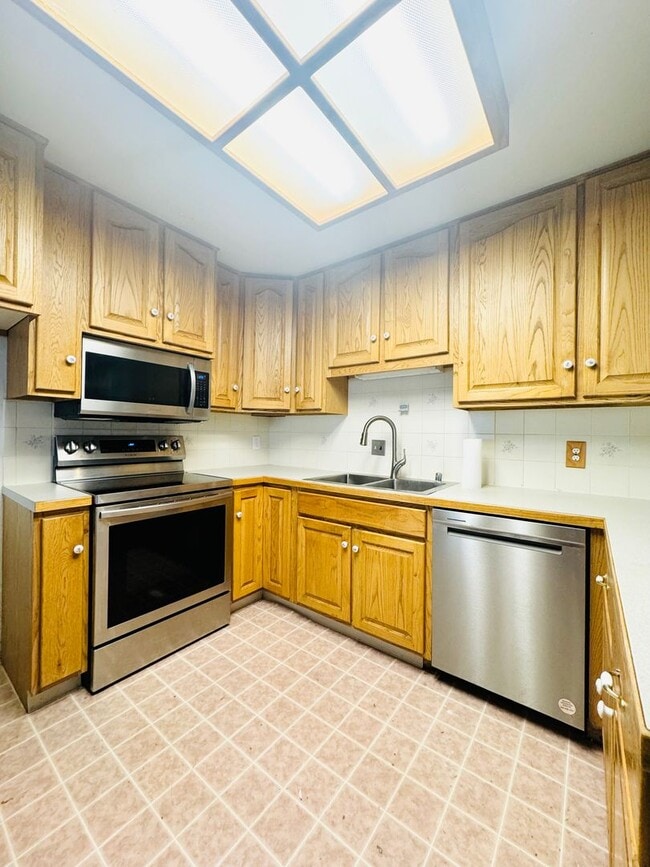 Building Photo - Large 3 Bed, 3 Bath House In Greeley - 4 bonus rooms in basement!