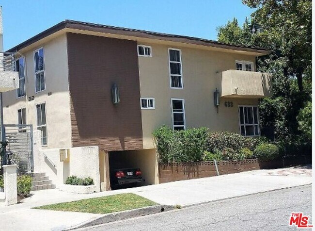 Building Photo - 633 N Sweetzer Ave