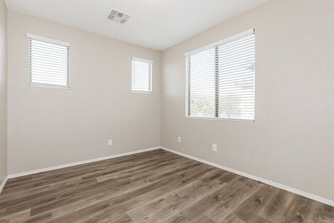 Building Photo - 1225 S Mansard