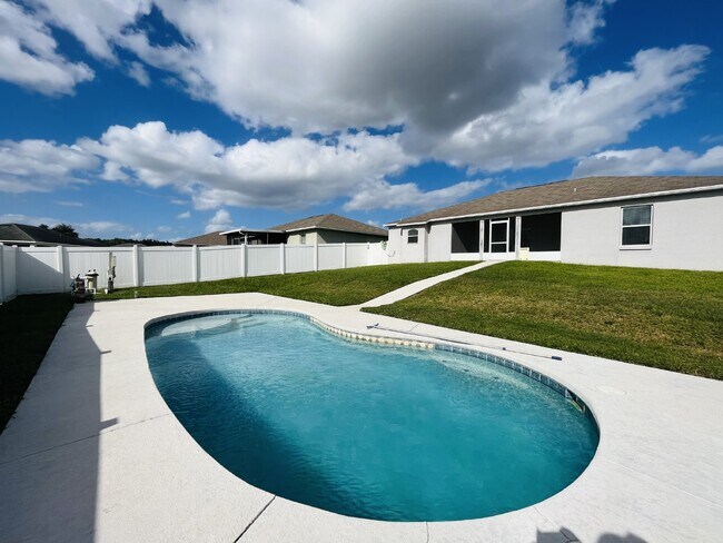 Building Photo - 3 Bedroom Single Family in South Lakeland ...
