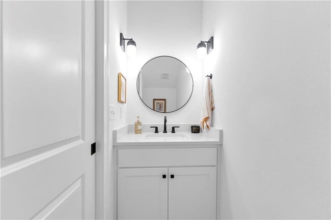 Building Photo - 2047 E Little Crew Dr