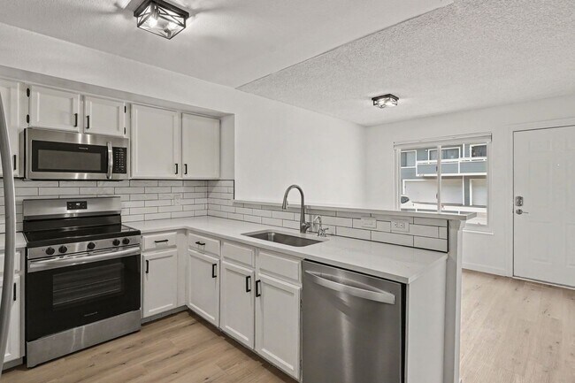 Building Photo - Spacious 2 Bed 2.5 Bath with a finished basement in the heart of Bear Creek