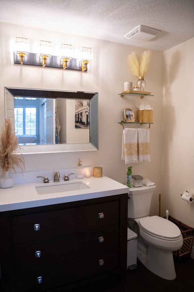 Building Photo - 1203 Town Center Dr