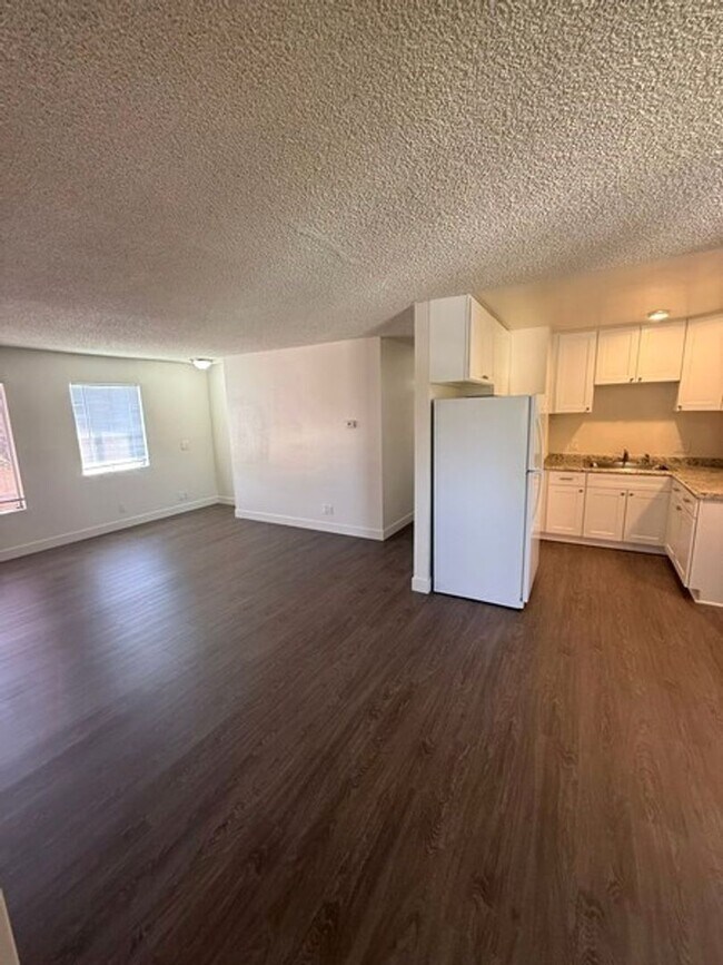 Building Photo - 3 bedroom apartment with a 1 car garage