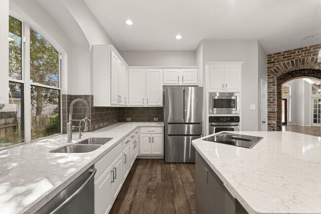 Building Photo - Magnificent Corner-Lot Retreat with Pool &...