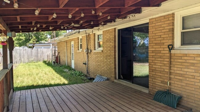 Building Photo - 3555 Chippewa Dr