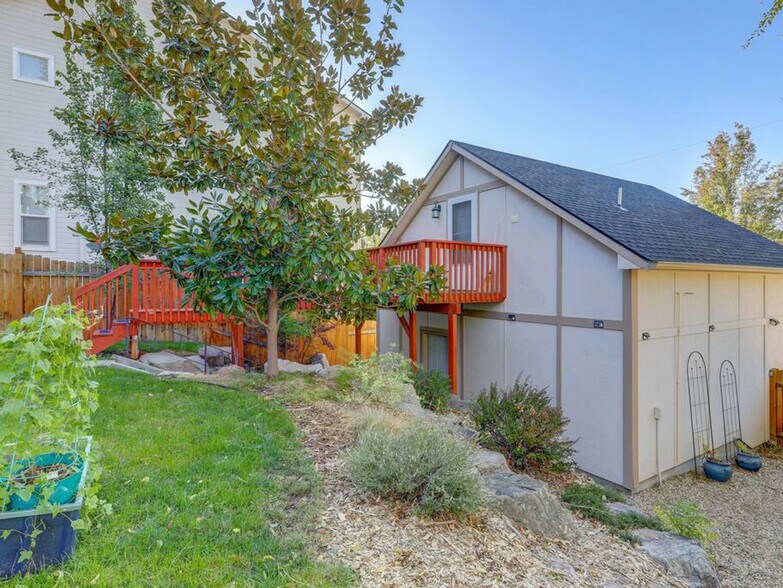 Building Photo - 1427 E Hays St