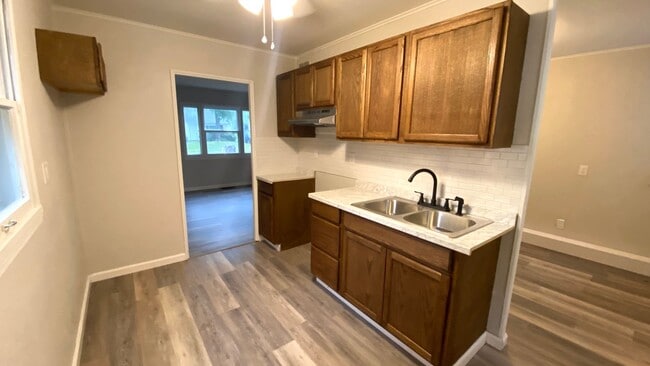 Building Photo - Newly Renovated 3 Bedroom, 1 Bath Home in ...