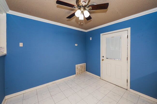 Building Photo - 806 Bustamante St