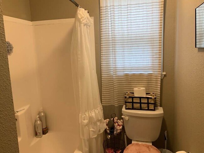 Building Photo - 3 bedroom 1 bath super cute!