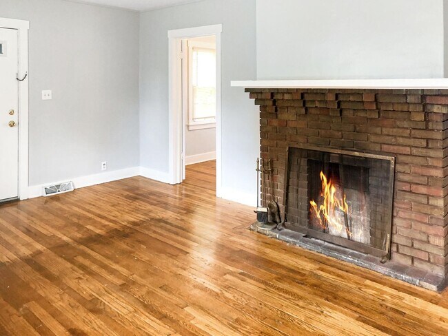 Building Photo - Garage Galore: 2 Bed, 1 Bath Comedy Central!