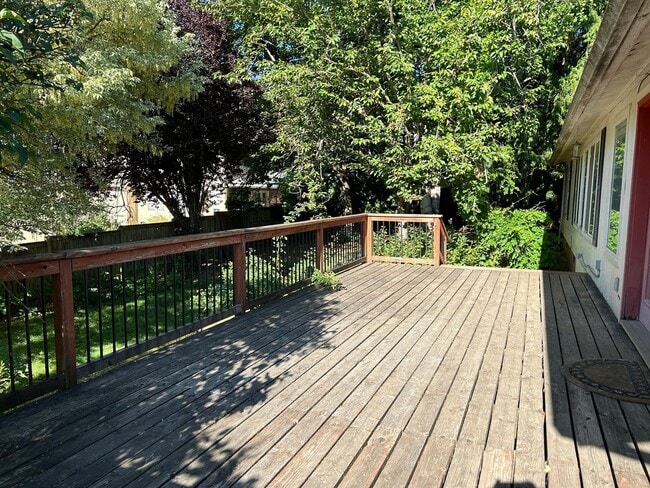 Building Photo - 3 Bedroom, 2 Bath House in Dundee- Great L...