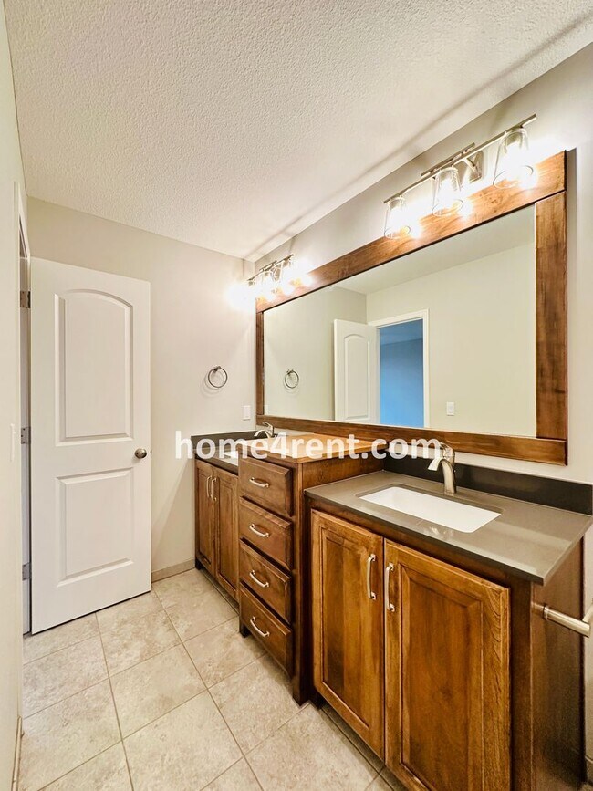 Building Photo - Nearly New Luxury Home in Blue Valley Schools!