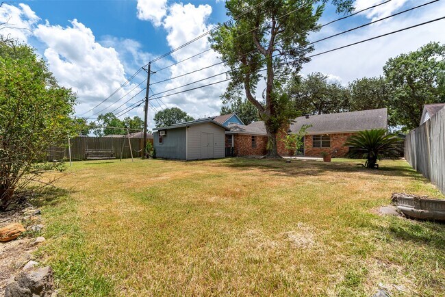 Building Photo - 3218 Crestdale Dr