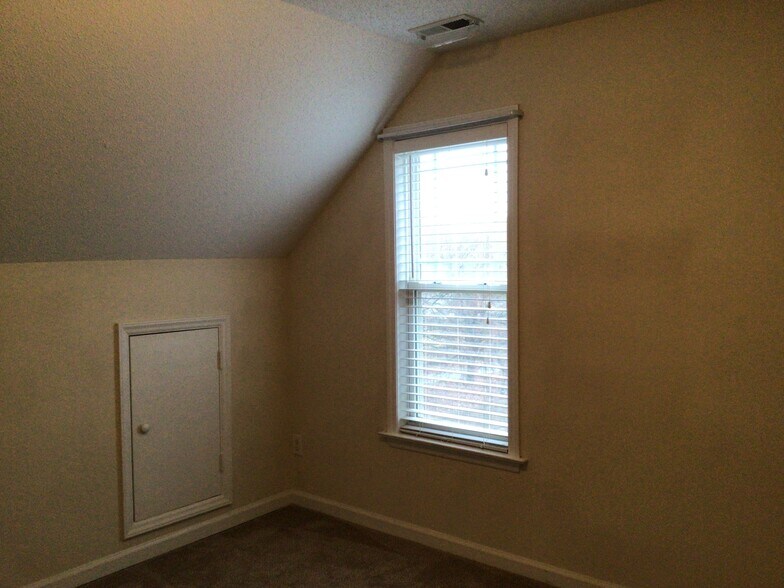 Building Photo - 204 McCarthy Dr