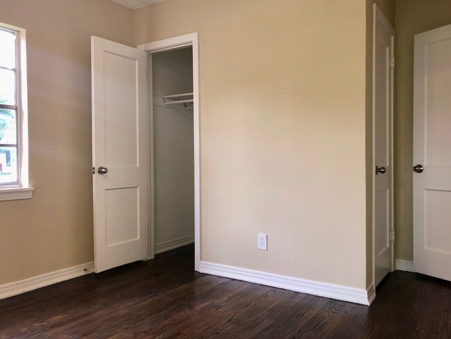 Building Photo - 2 Bedrooms - 1 Bathroom - LARGE Backyard!