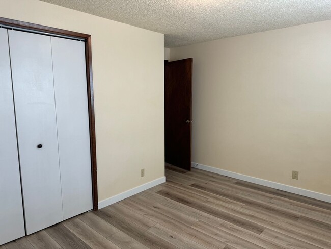 Building Photo - Lovely 2-bedroom/1-bathroom duplex with garage!