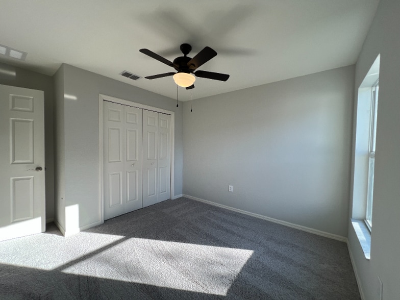 Building Photo - 900 Kingfisher Dr