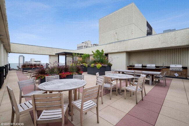 Building Photo - 100 E Bellevue Pl