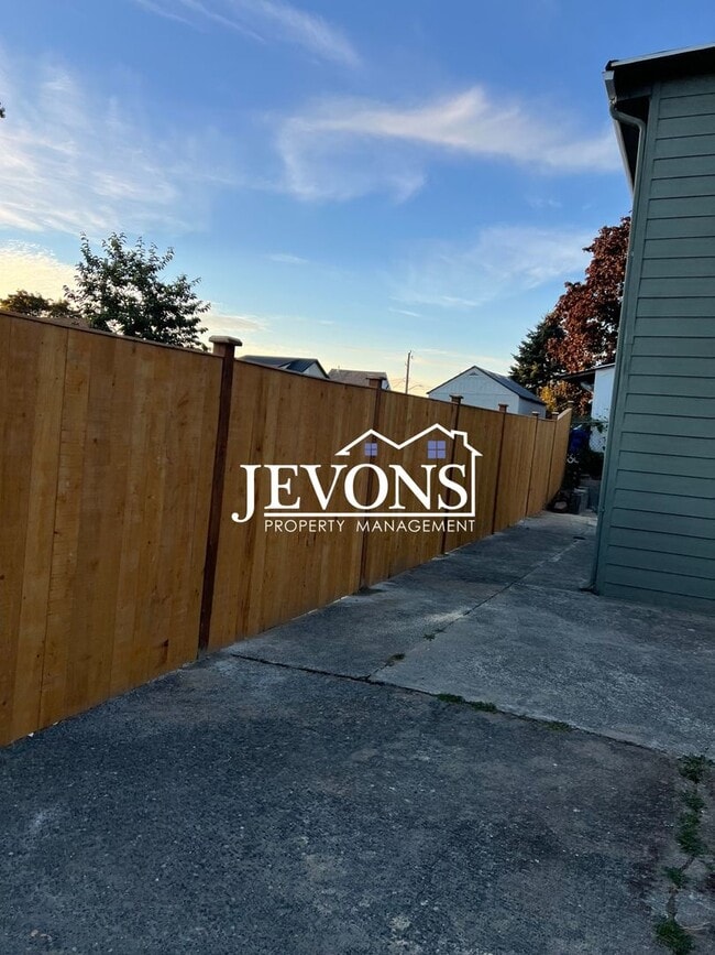 Building Photo - $1,000 Rent Credit if move-in occurs befor...