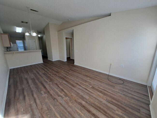 Building Photo - Cute 2BR/1BA in NE Pensacola