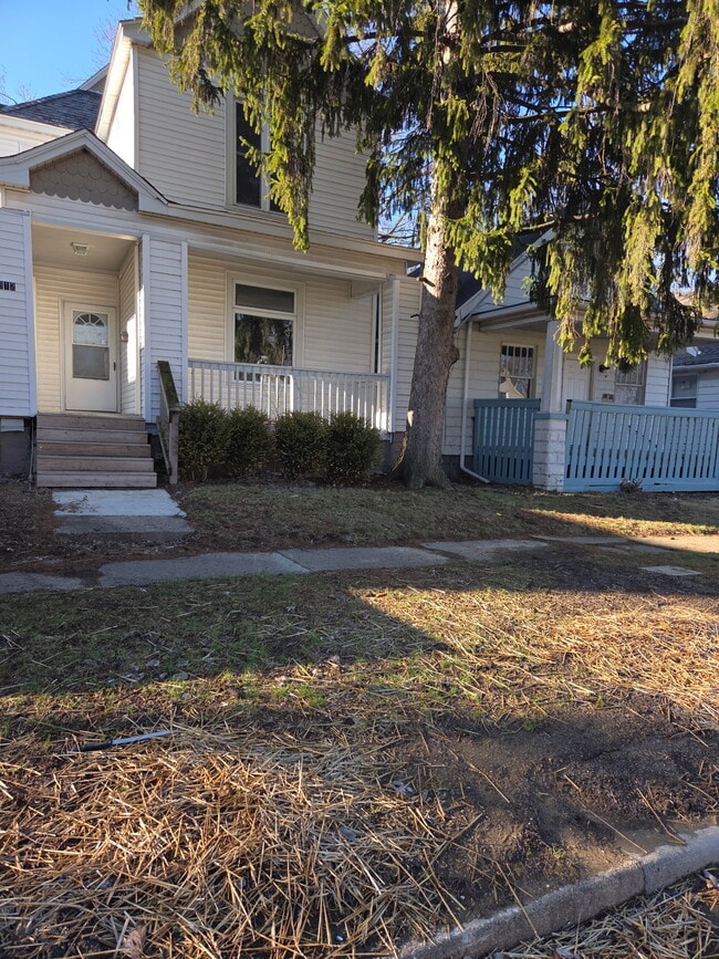 Building Photo - 812 W McClure Ave