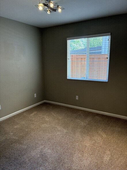 Building Photo - 1837 Hawkhaven Way
