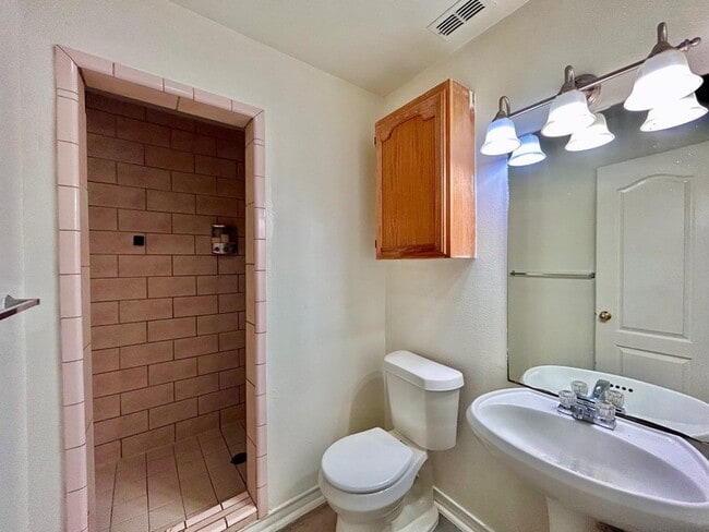 Building Photo - 1000 Ranchway Dr