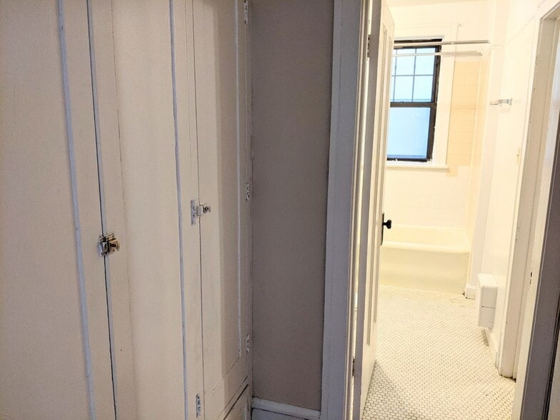 Building Photo - 925 Forest Ave