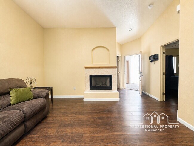 Building Photo - 3-bedroom, 2-bathroom home in Yuma Meadows