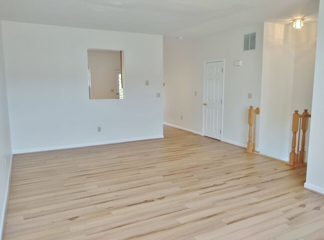 Building Photo - 3 Bed / 2 Bath Single Family Townhome