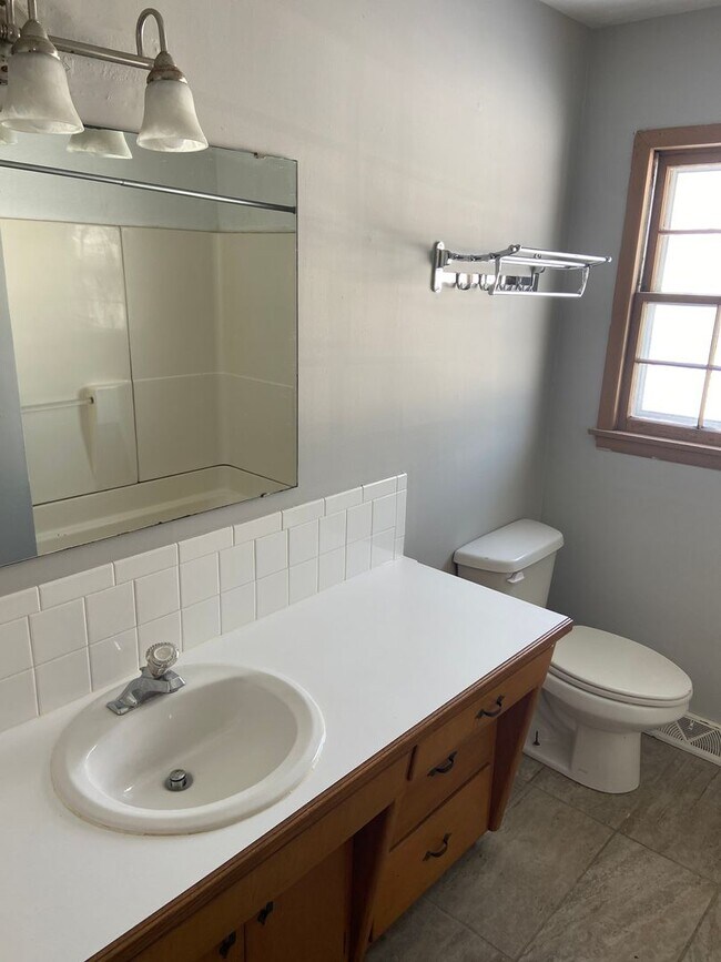 Building Photo - 623 N Belview Ave