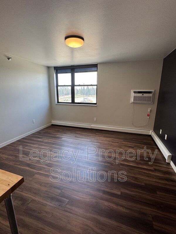 Building Photo - 202 E Greenfield Ln