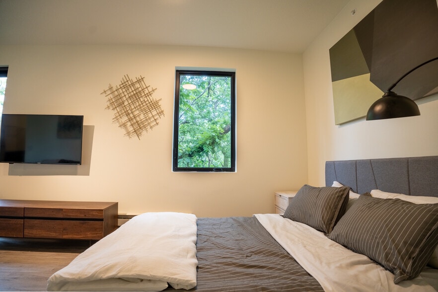 Building Photo - 2718 Grand Ave S