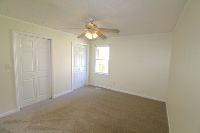 Building Photo - Charming 2 Bedroom, Large lot fenced in yard