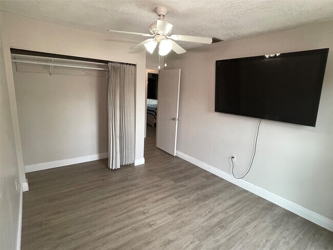 Building Photo - 4000 Del Rio Way