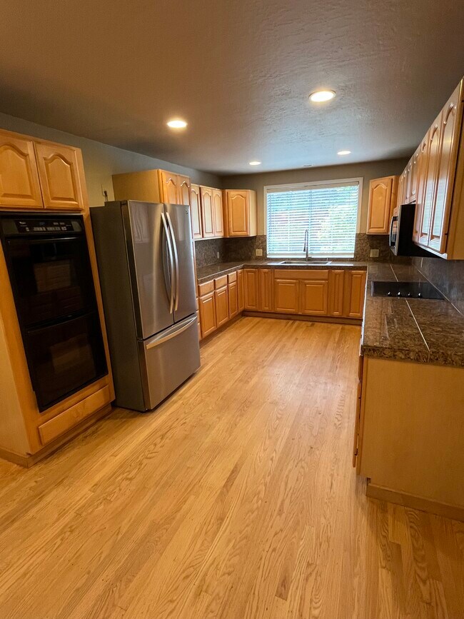Kitchen - 13225 McCulloch Ave