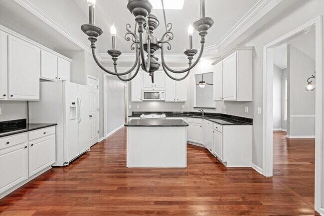 Building Photo - House 4 Beds 2 Baths