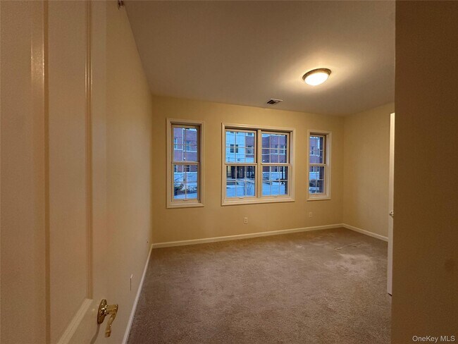 Building Photo - 75 Quaker Ave