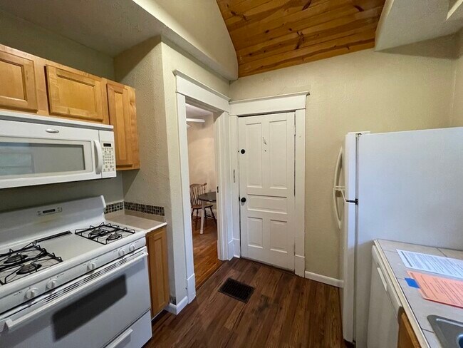 Building Photo - Wealthy St / Cherry St Duplex for Rent