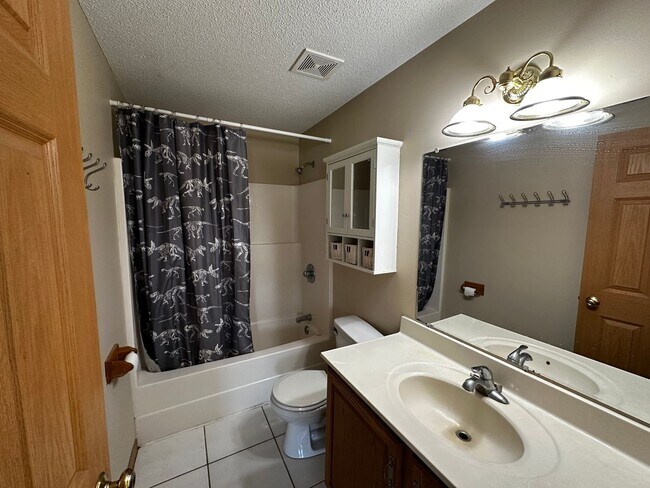 Building Photo - 2 Bed 1 Bath Apartment