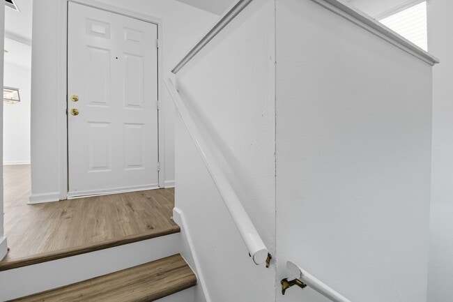 Building Photo - NEW PRICE and Half Off First Month's Rent! Nicely Updated Condo in Old South!