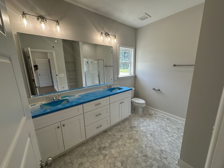 Building Photo - 411 Creeks Edge Dr