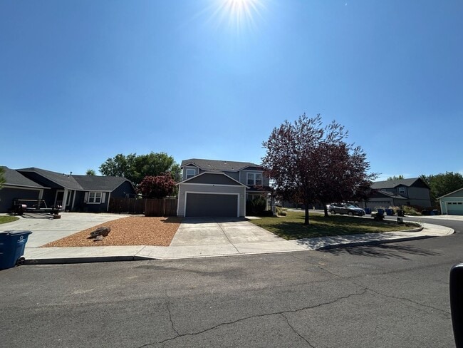 Building Photo - MOVE IN SPECIAL!  3 Bedroom/ 2.5 Bathroom ...