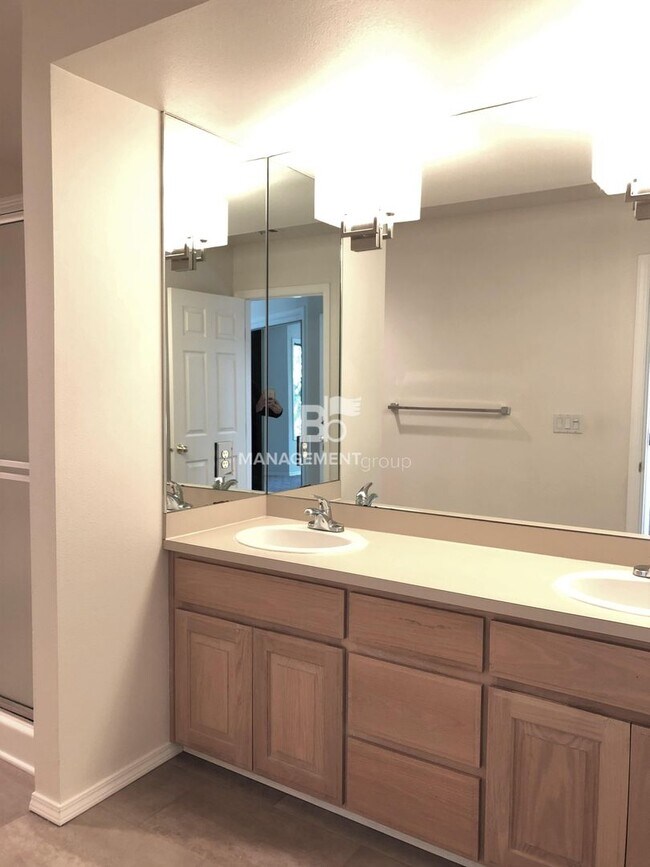 Building Photo - Gorgeous John's Landing Townhome- Luxurious Interior Renovation!