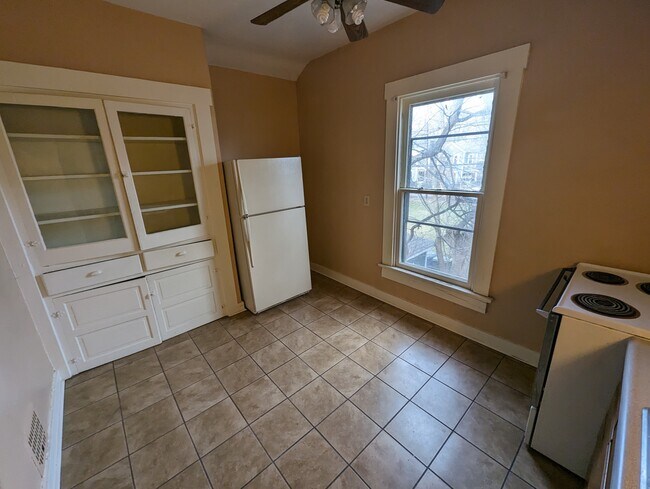 Building Photo - 341 Park Dr