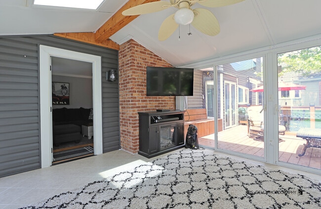 Building Photo - 1221 Creekside Dr